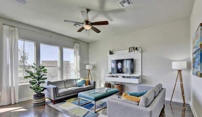 Photo - 1205 Showbox St
