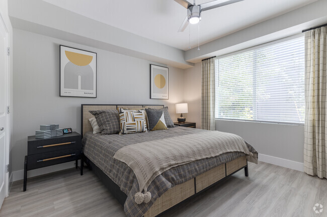 1BR, 1BA - 735SF - Bedroom