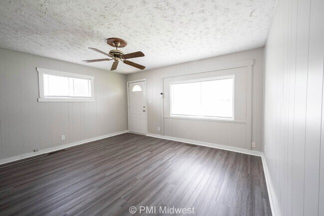 Photo - 3748 N Hawthorne Ln