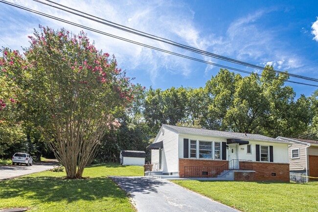 Building Photo - Charming 2-Bed, 1-Bath House in Prime Sout...