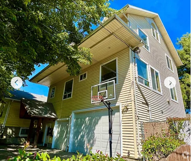 Building Photo - Spacious upper 3-bedroom unit with 2 full ... Rental