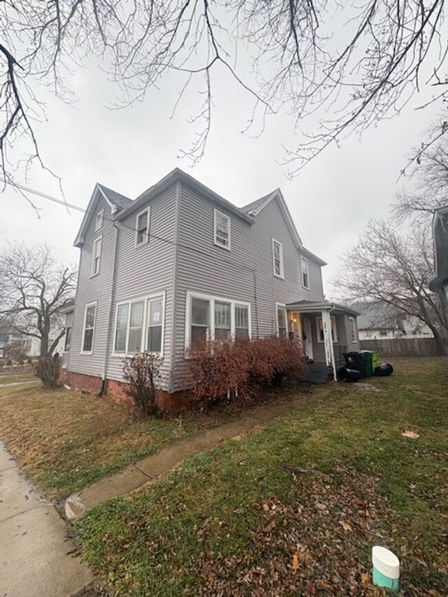 Building Photo - 723 W Armstrong Ave Unit B