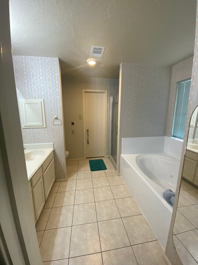 Photo - 8915 Weyburn Grove Dr