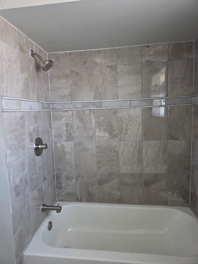 Full bath - 400 Prairie Ave Unidad 2