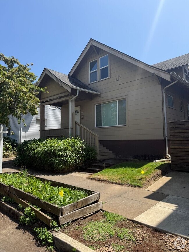 Building Photo - Charming 3-Bedroom Home in the Heart of Ov...