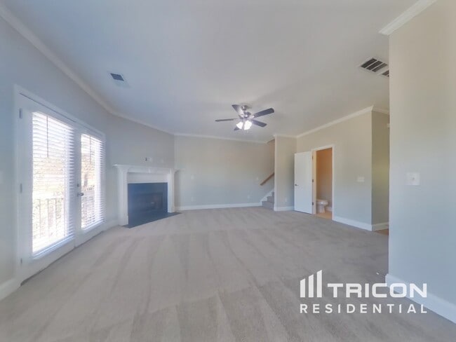 Photo - 700 St James Pl