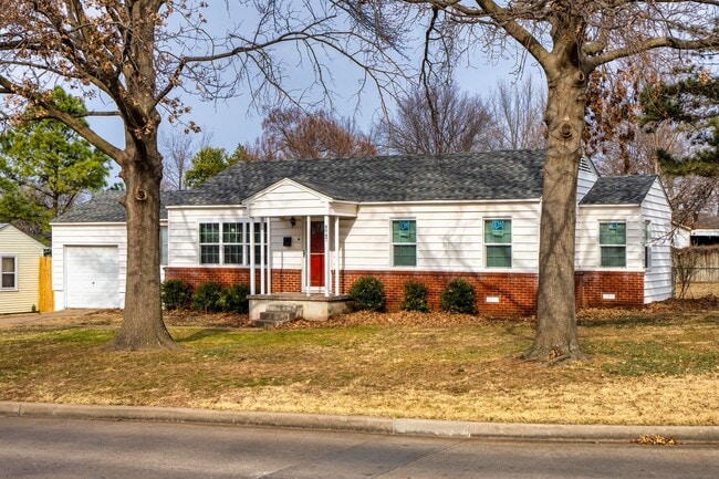 Building Photo - Adorable move in ready bungalow.