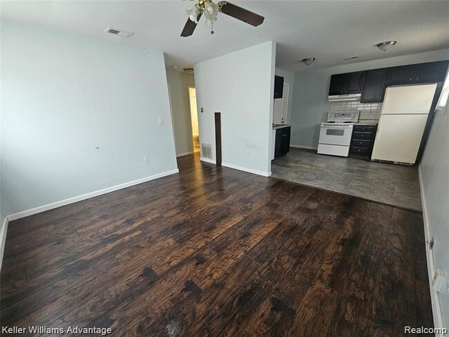 Photo - 9332 Lamont St