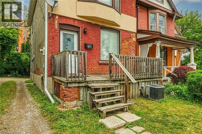 Photo - 738 King St W