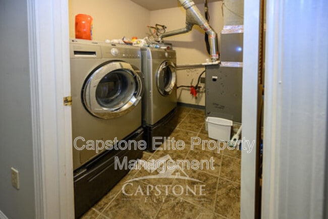 Photo - 48 Marrow St Unidad 3 - Master w/ Balcony + Walk-in Closet