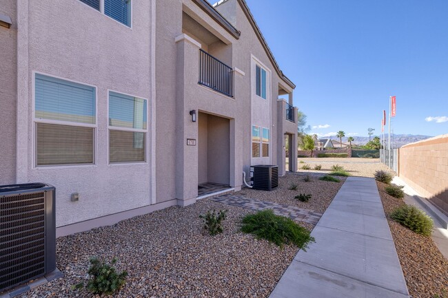 Photo - FULLY FURNISHED BRAND NEW TOWNHOME WITH 3 ...