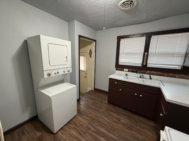 Photo - 602 English-W