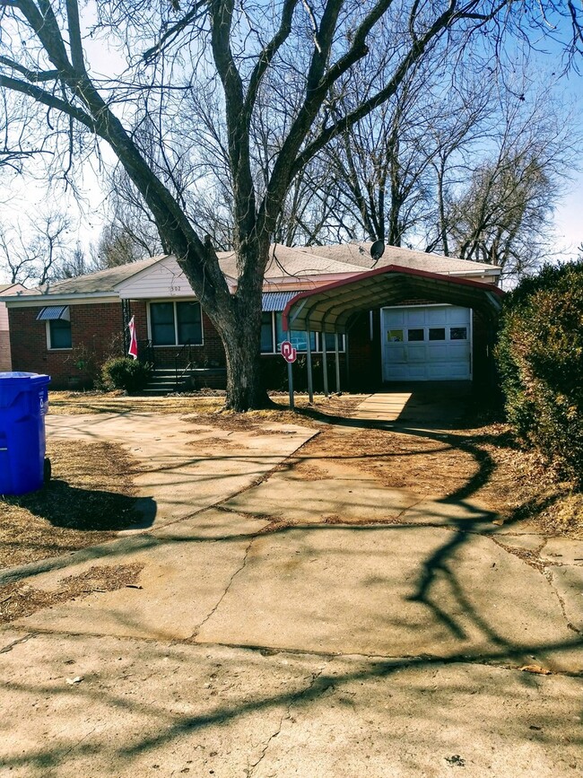 Building Photo - PRE-LEASING FOR FALL! 3 bed, 2 bath home walking distance to OU Campus!