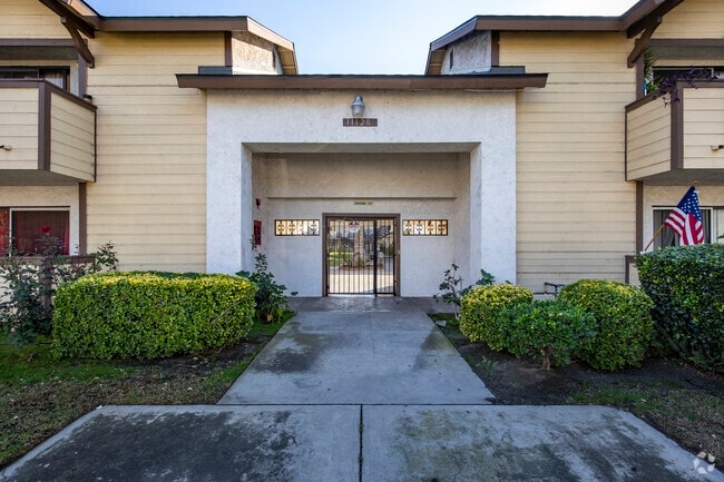 11120-11122 Arminta St