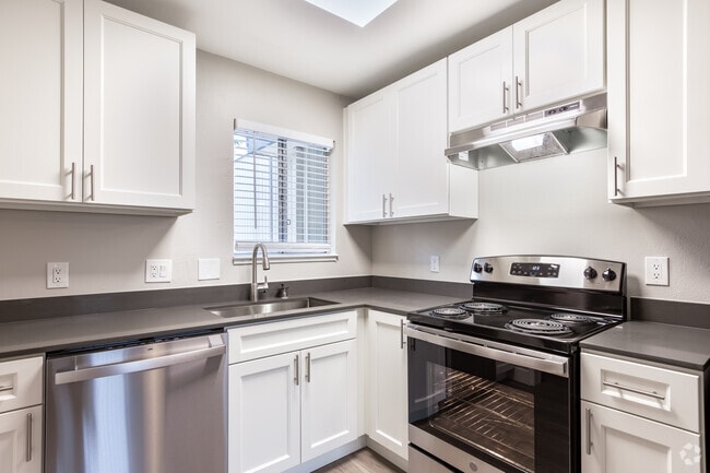 2HAB 1BA - 750 ft²