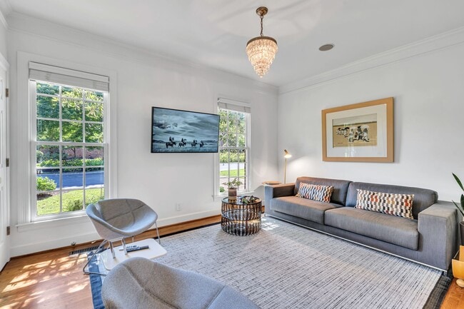 Photo - 204 Longwood Ct