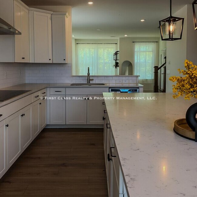 Photo - 338 Simeon Dr