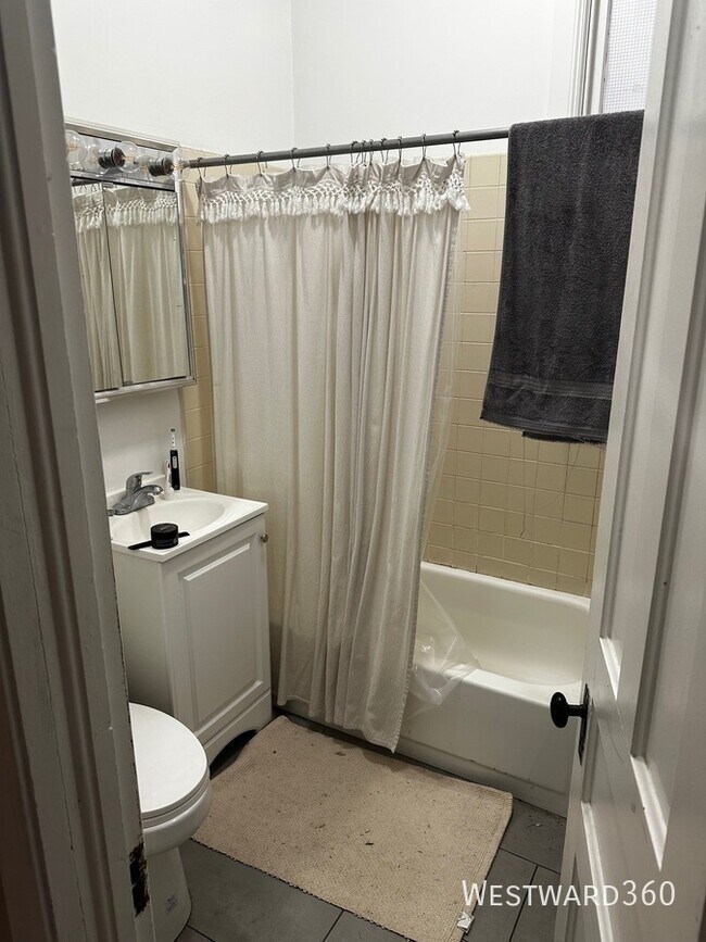 Photo - 1528 W Wellington-1 Unit 1