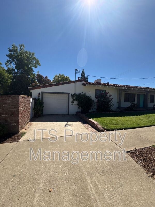 Photo - 501 J St
