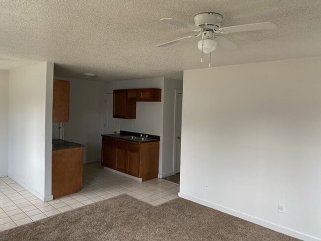 Building Photo - 3 Bedroom, Single-story Townhomes for rent in Des Moines IA Unit 2710 E. Douglas