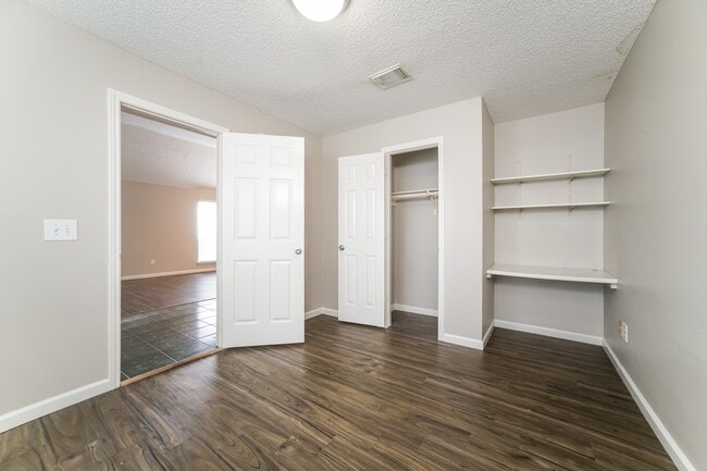 Building Photo - 1638 Rushworth Dr