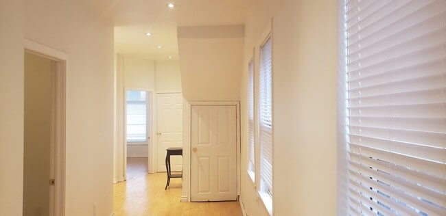 Building Photo - Stunning, very large two bedroom apt in St. Claire west ((St. Claire & Oakwood)) rarely available Unit Main