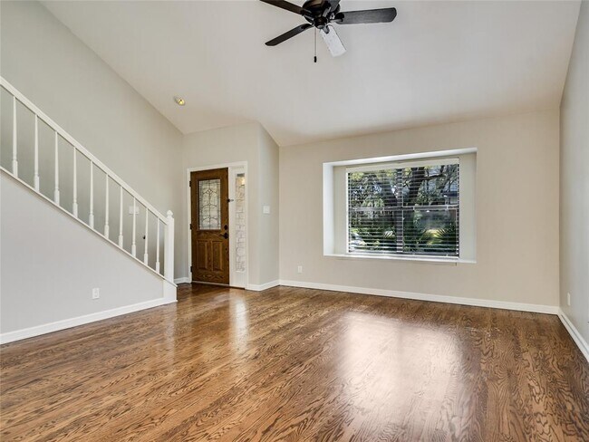 Photo - 108 W Spring Dr