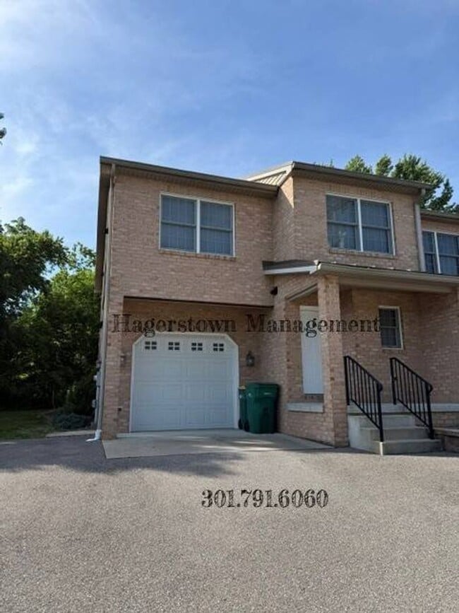 Building Photo - Lovely Brick Duplex in Smithsburg