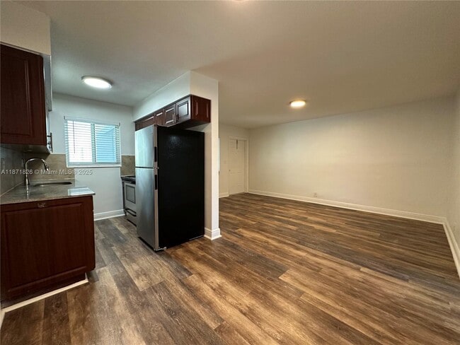 Building Photo - 110 NE 19th Ave Unit 16 Rental