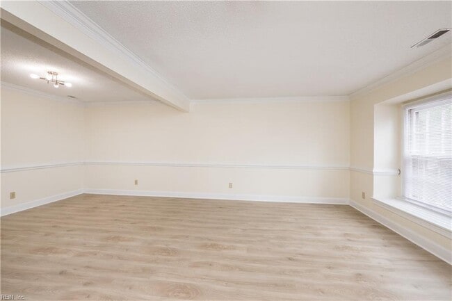 Photo - 670 Lord Dunmore Dr