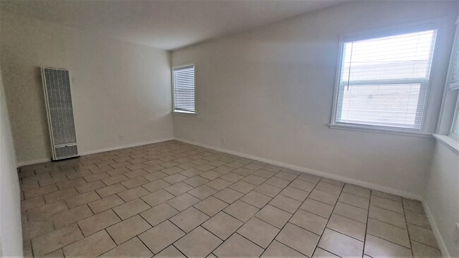 Photo - 115 E Tamarack Ave Unidad 4