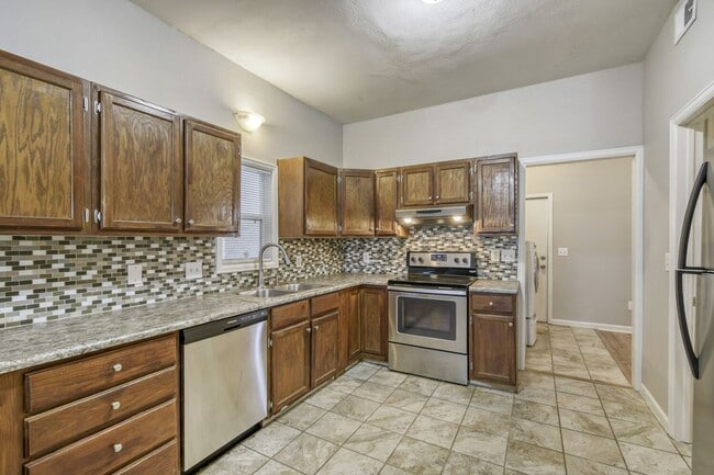 Photo - Beautiful 3 Bed- 1 bath (Lower Unit) in Great Location! Move in Ready! $250 off 1st months rent!