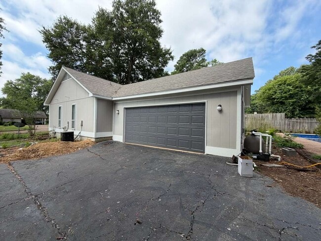 Building Photo - 5726 Pinola Ave