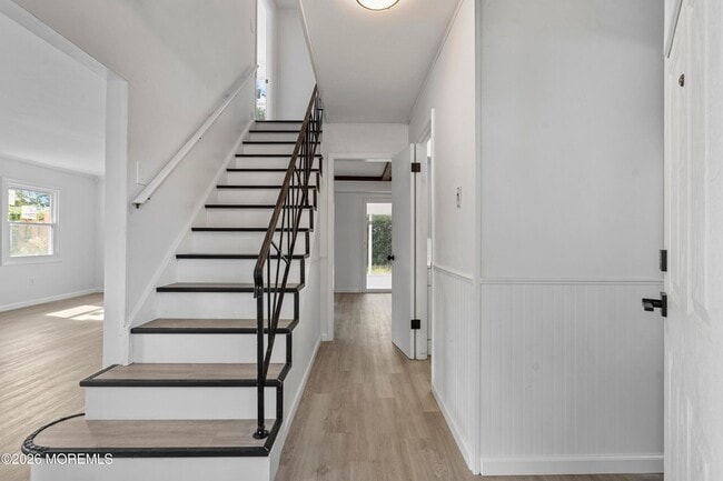 8 Holton Ln
