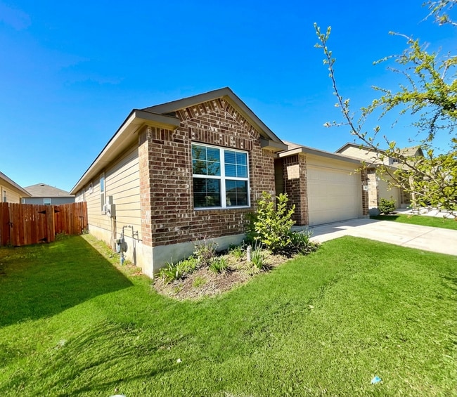 Photo - **APPLICATION RECEIVED** *MOVE IN SPECIAL* Stunning 4/2 Home With Access To Pool, Trails & 24-Hou...