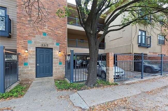 Building Photo - 1/1 Apartment Walking Distance to UT Unit 303