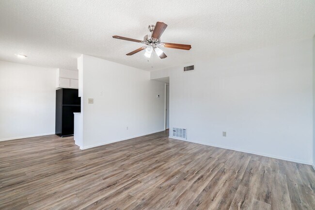 Photo - 2024 Baldwin St Unit 23