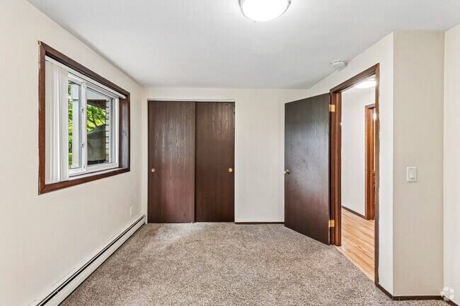 2BR, 1BA - 850SF - Bedroom