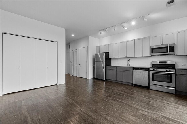 Photo - 850 N Milwaukee Ave