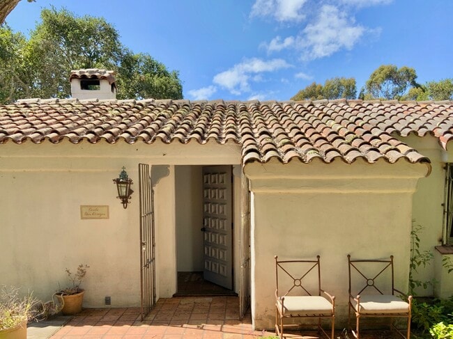 Entrada - 17 Encina Dr