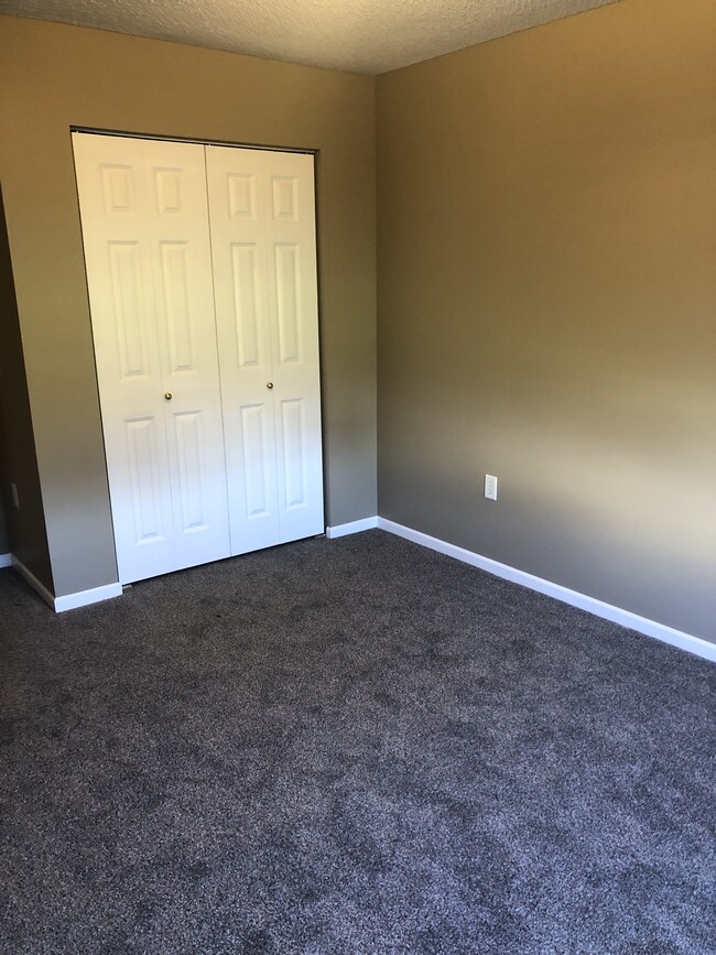 2B 1B 2nd bed closet Paint varies