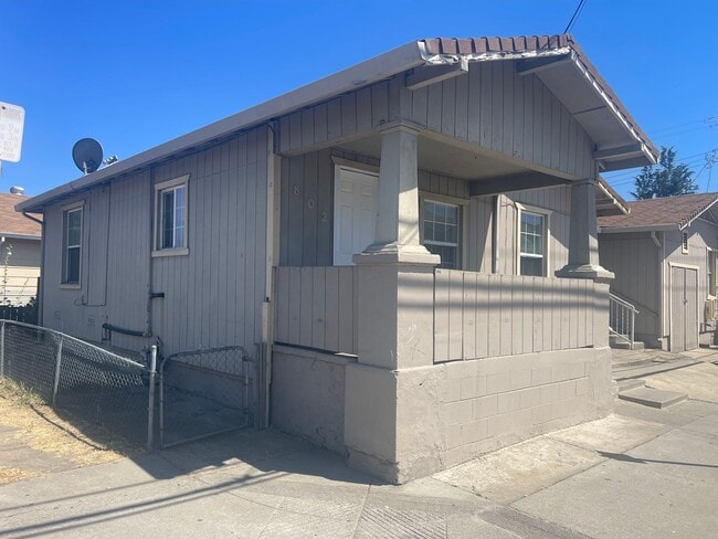Building Photo - Wonderful Stand Alone Home