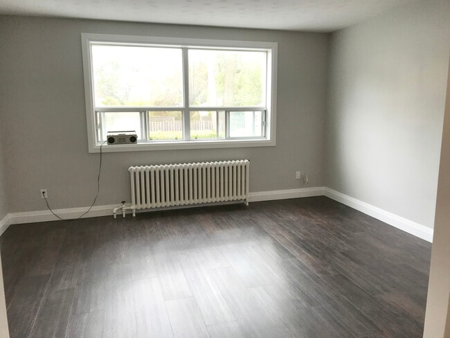 Photo - 273 Lakeshore Rd E Unit 1