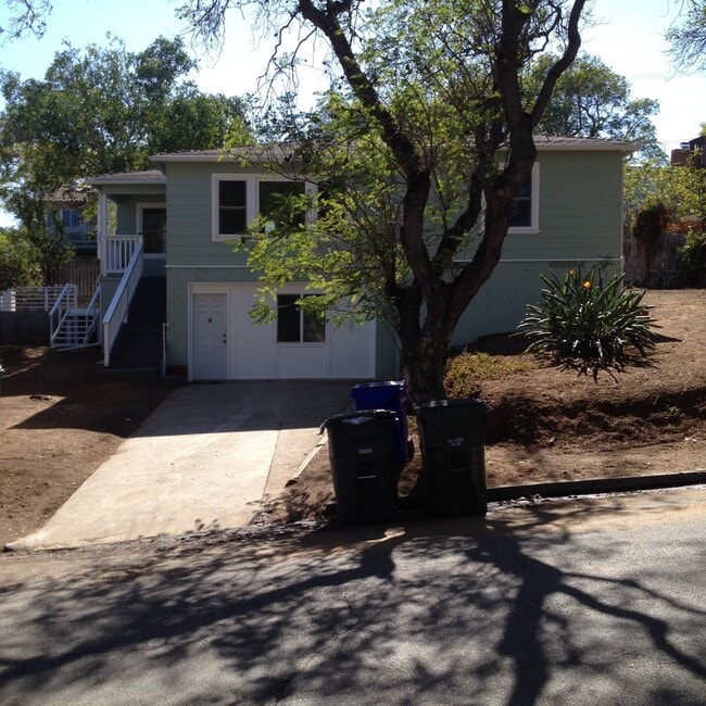 Building Photo - Beautiful 2bd/1ba Upstairs Duplex with a H... Rental