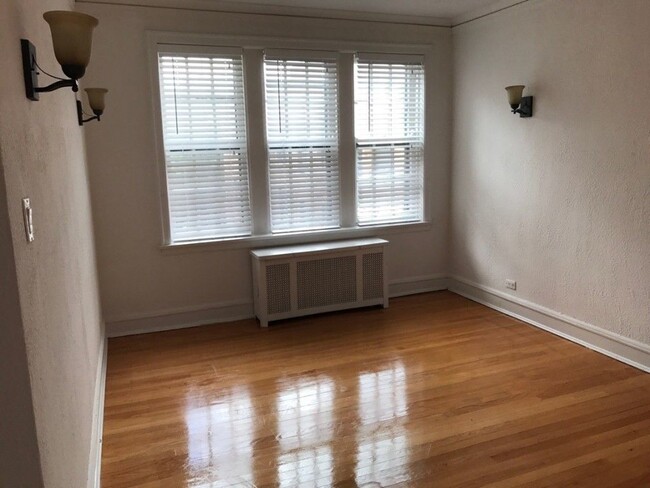 Photo - 4875 N Paulina St