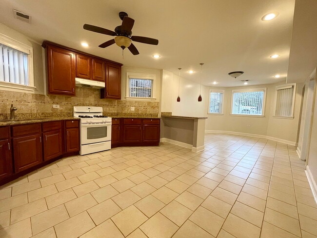 Photo - 2449 N Avers Ave Unit B