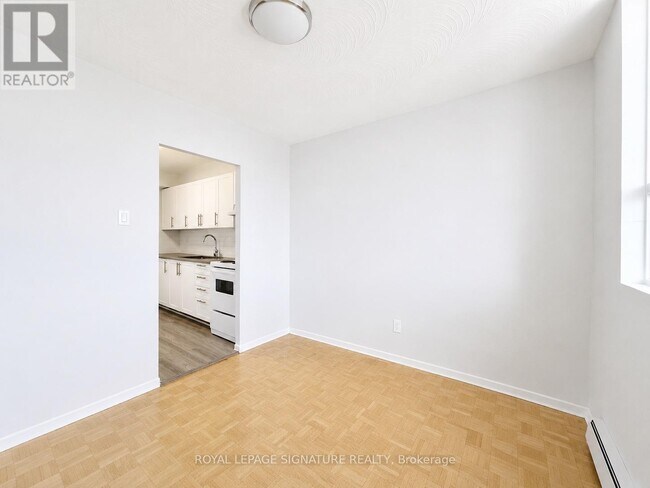 Photo - 525 Eglinton Ave E