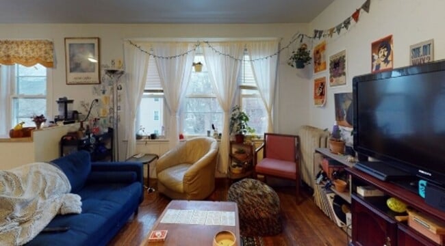 Building Photo - 4 Bed 2 Bath with Washer and Dryer in Unit