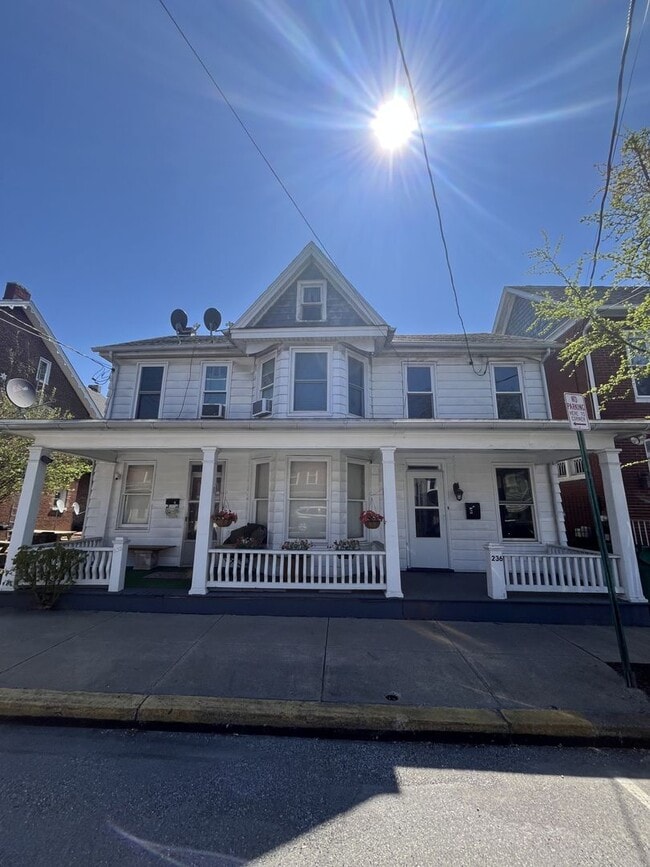 Building Photo - 236 E King St Unit 236 E King