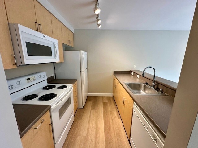 Kitchen - Peninsula Apartments